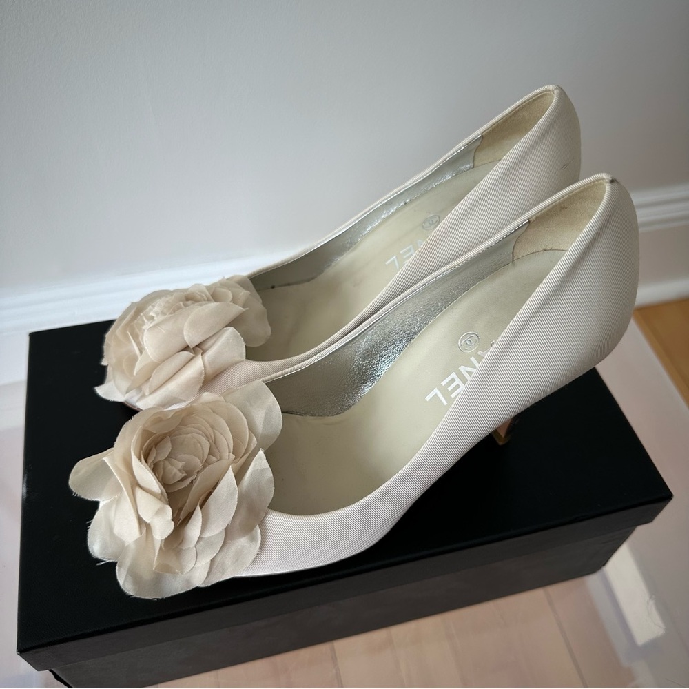 CHANEL Cream Heels with Camellia Floral Accent - Picture 4 of 16